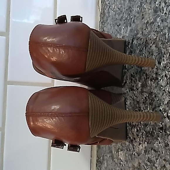 Unlisted Brown Buckled Heeled Ankle Booties. Size 7 - Picture 4 of 10